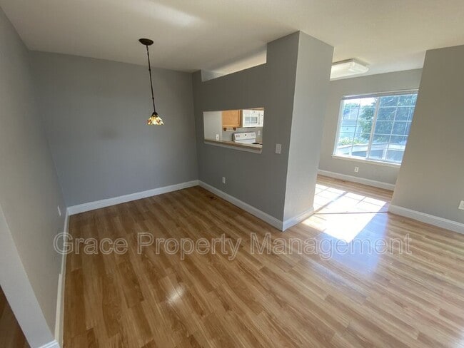 Building Photo - 930 Button Rock Dr