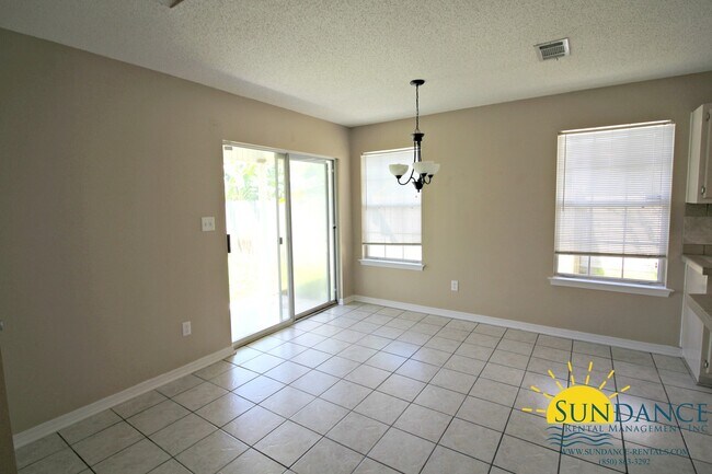 Building Photo - Lovely Home Just Minutes from Hurlburt Fie...