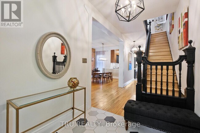 Building Photo - 529 Besserer St