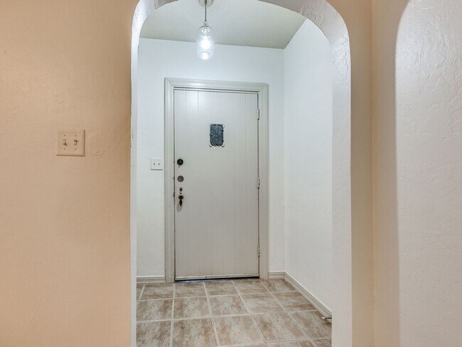 Foto del edificio - 2 Bed 1 Bath - Refrigerator Included - Urb...