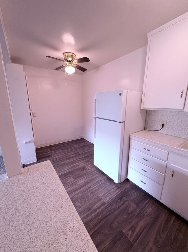 Building Photo - Alpine Apartments