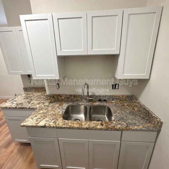 Foto del edificio - 2631 N Girard Ave