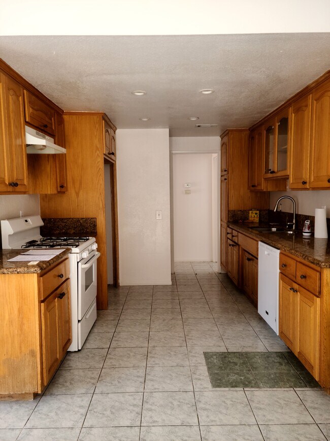 Granito, acero inoxidable, madera - 3212 Ave S-1