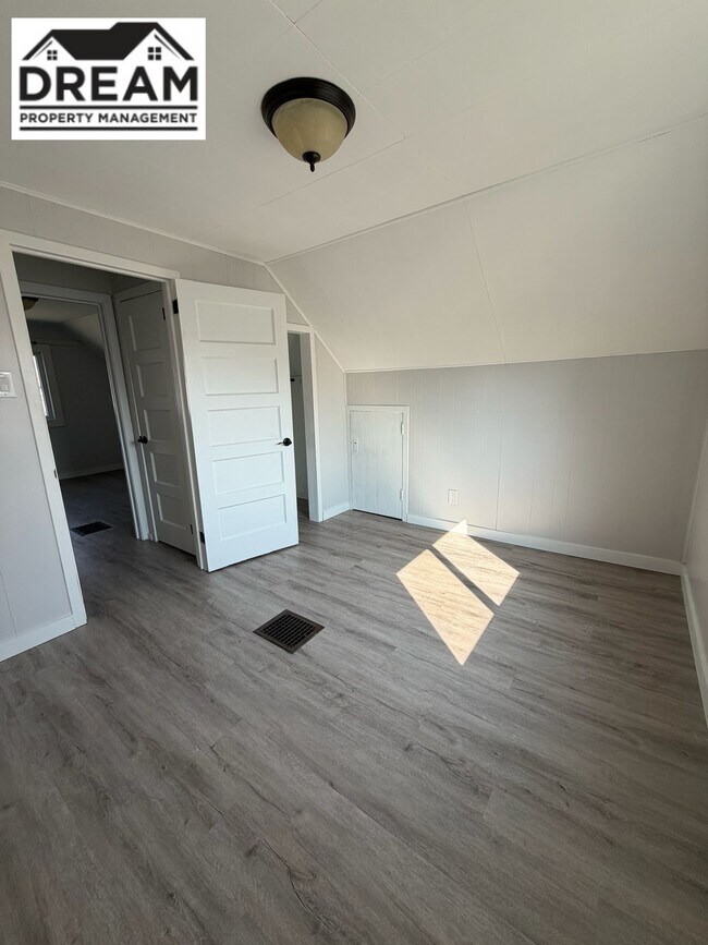 Photo du bâtiment - 727 Oak Ave