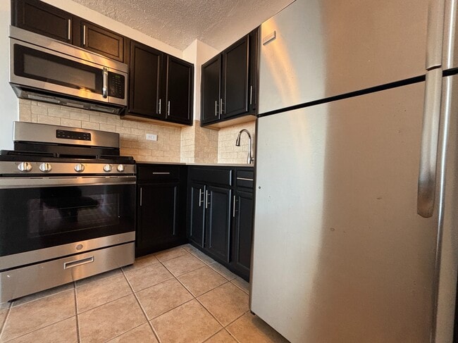 Building Photo - 3333 Broadway