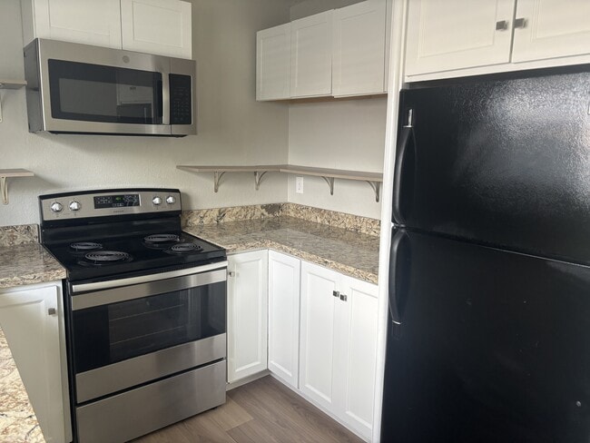 Building Photo - 221 College View Dr