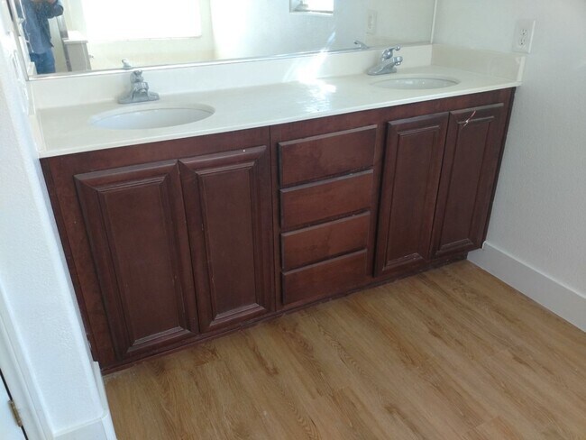 Foto del edificio - North Las Vegas 3 bedroom 2.5 bath with loft