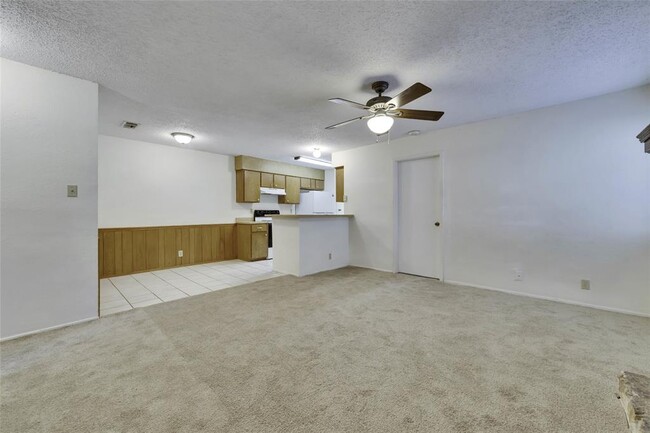 Foto del edificio - 9802 Hundred Oaks Cir