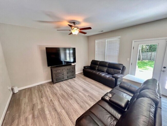 Foto del edificio - 514 Maple Rd