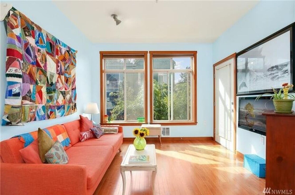 2 Bedroom 1 Bath Condo w/HW floors Secure... - 2 Bedroom 1 Bath Condo w/HW floors  Secure...