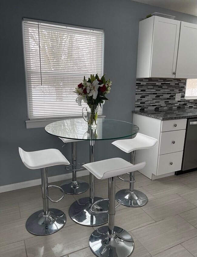 Dining Area - 1148 Beech St