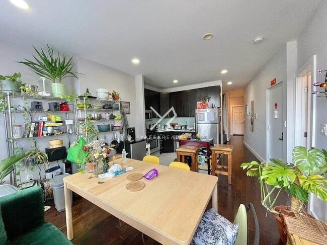Building Photo - 3 bedroom in BROOKLYN NY 11221