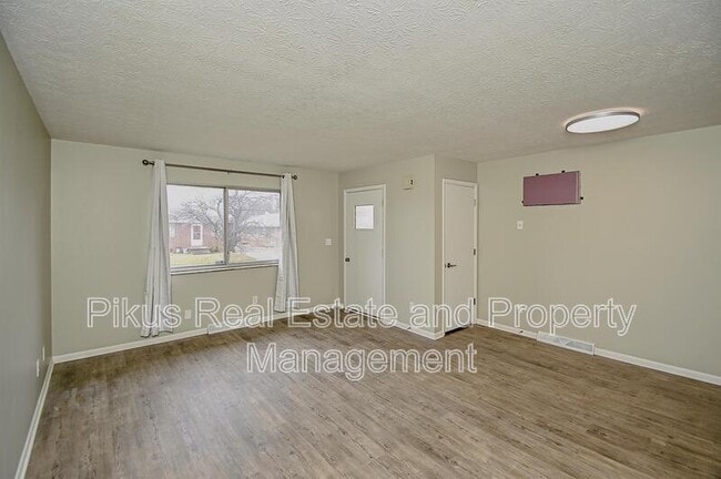 Foto del edificio - 593 Baldwin Rd