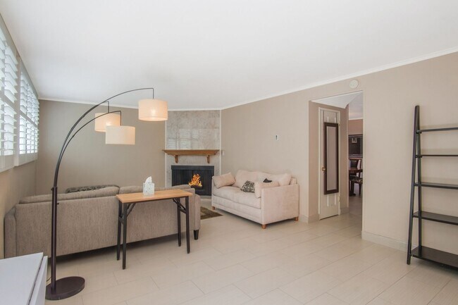 Foto del edificio - Renovated three-bedroom, three-bath 2-stor...