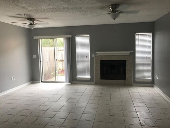 Foto del edificio - 613 Virginia Oak Ct