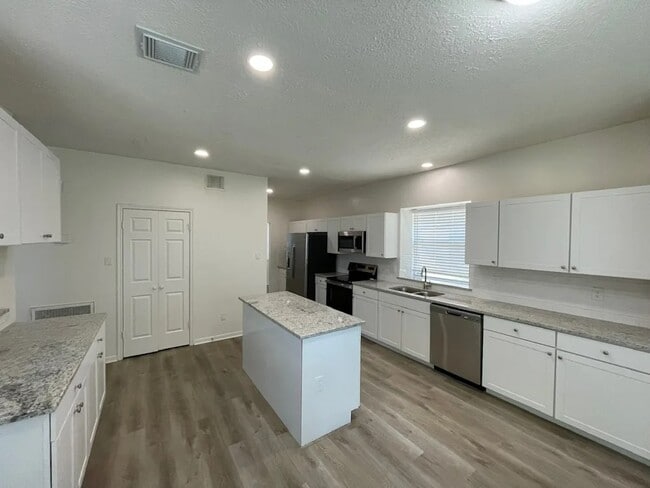 Building Photo - 6235 Sandy Hollow Dr