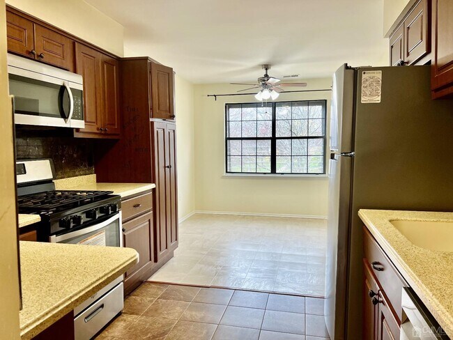 Building Photo - 512 Green Hollow Dr