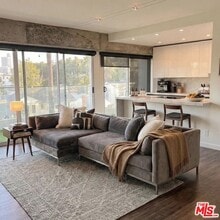 Building Photo - 838 N Doheny Dr