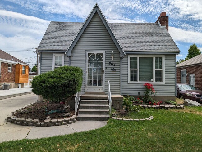 Building Photo - CUTE HOME IN SUGAR HOUSE / 2 CAR GARAGE / QUIET STREET