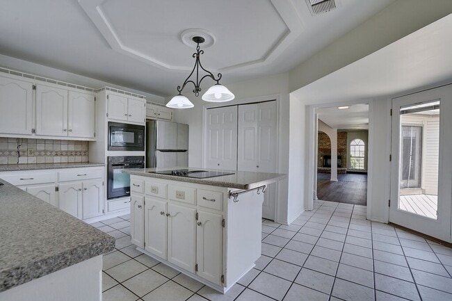 Building Photo - 6501 Cascada Dr