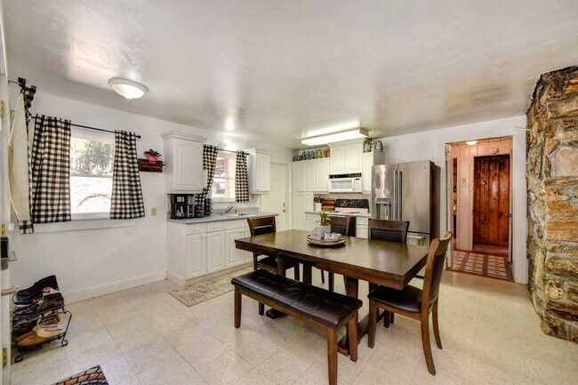 Foto del edificio - Adorable Home Available June 26th!