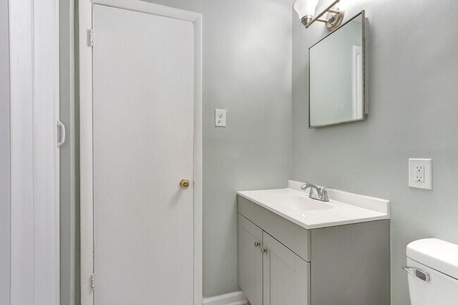 Foto del edificio - One block from Historic District - Renovated Two Bedroom