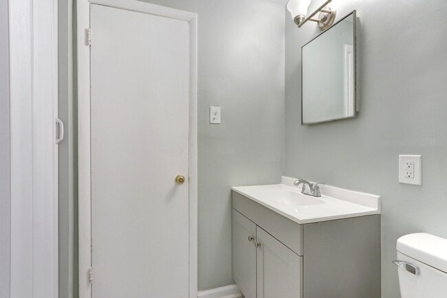 Building Photo - One block from Historic District - Renovated Two Bedroom