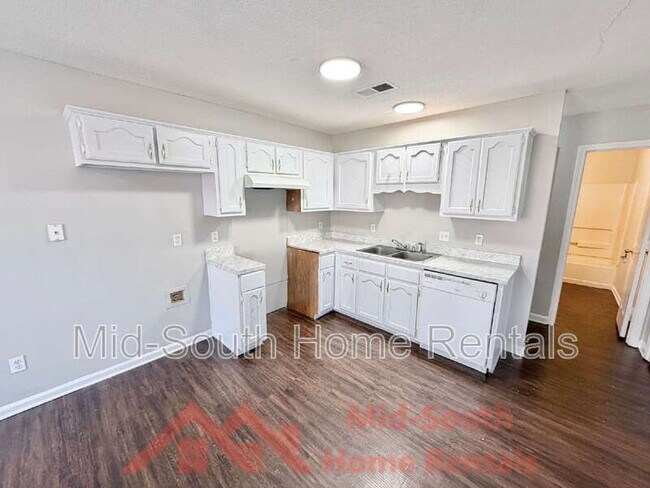 Foto del edificio - 4450 Longtree Cove