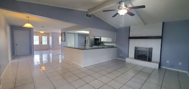 Foto del edificio - Gorgeous 4-Bedroom, 2-Bathroom Pool Home i...