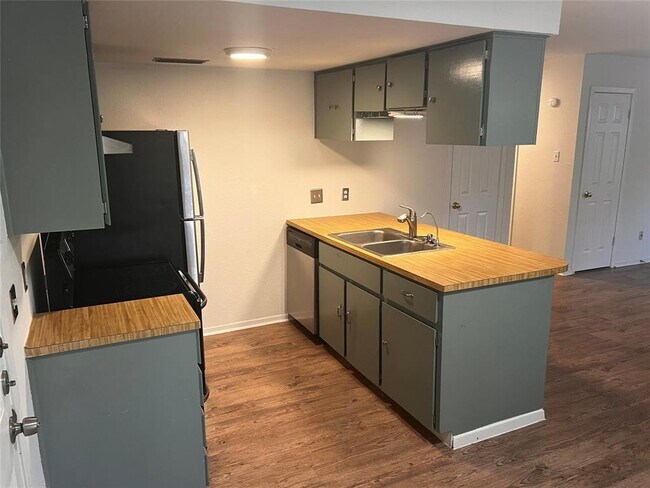 Building Photo - 1202 Justin Ln