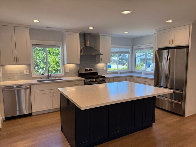 Foto del edificio - Beautiful Fully Remodeled 4 Bedroom 2 Bath...
