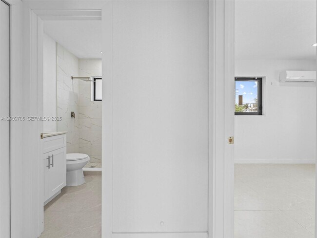 Foto del edificio - 1366 W 29th St