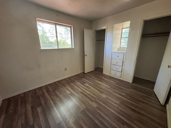 Building Photo - Cute 3 Bedroom Home