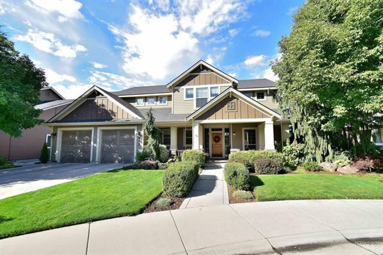 Foto principal - "Luxury Living: Stunning home with marble counter tops & Fireplace!"