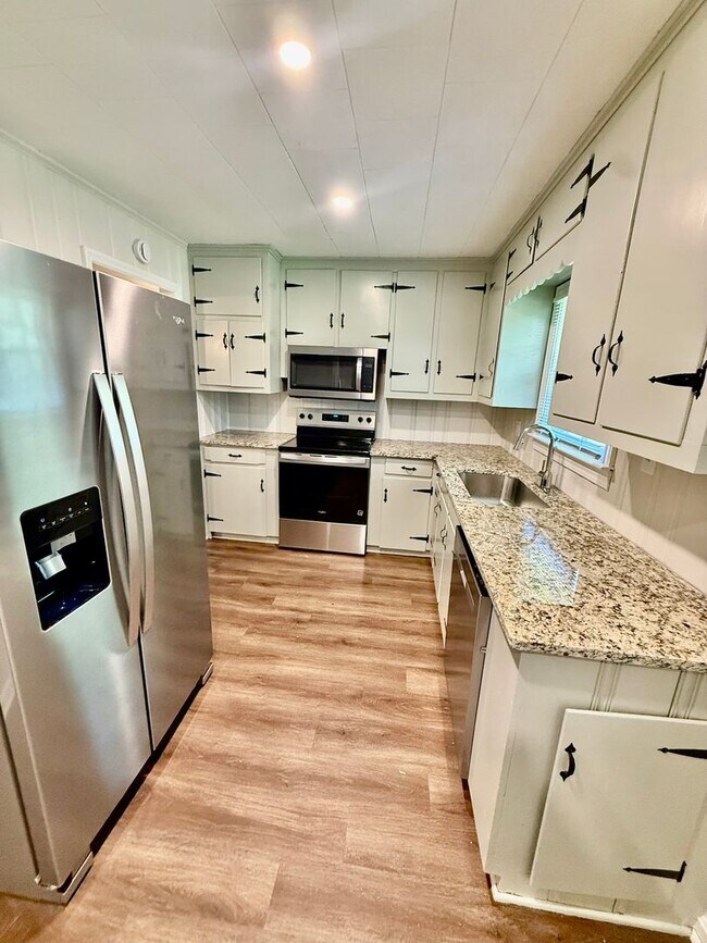 Building Photo - Modern Comfort Meets Classic Charm