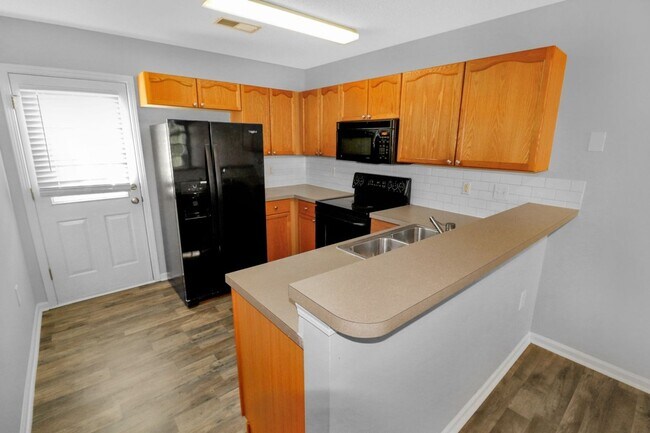 Building Photo - Light and bright 3 bedroom 2 bath townhome...