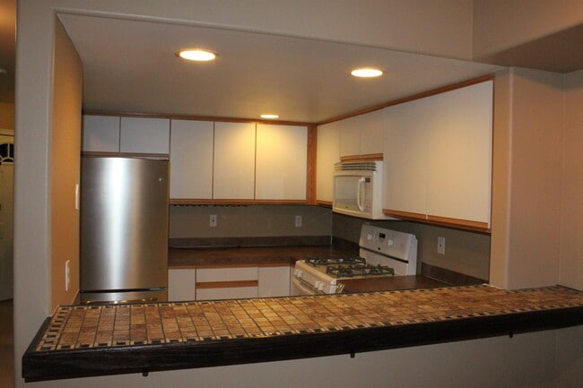 Building Photo - 2 Bed 1.5 Bath - Gas Heat - Garage - Yard ...