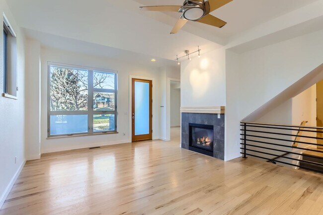 Foto del edificio - Modern 4-Bedroom Townhouse with Stunning Views in Boulder, CO