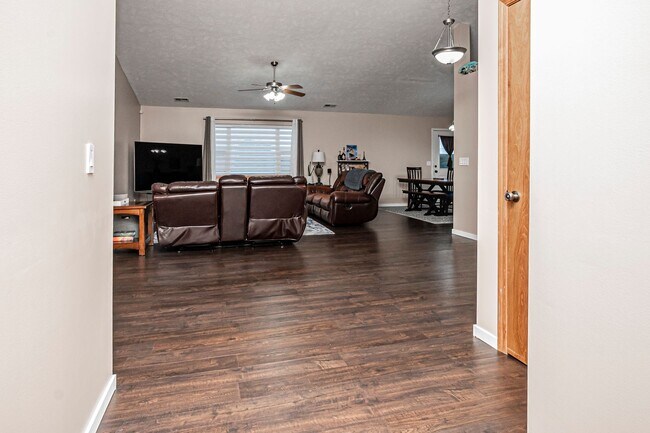 Foto del edificio - Please View 3D Virtual Walk-Through Before Scheduling a Showing
