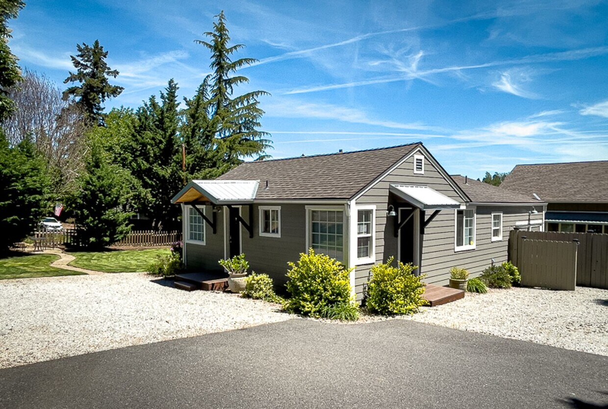 Foto principal - Kelsey's Cottage: Fully Furnished 2 bd/1ba...