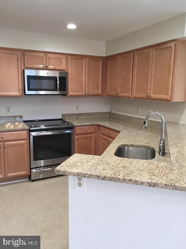 Building Photo - This is a rare opportunity to enjoy lakeside living in one of Northern Virginia’s most desirable ...