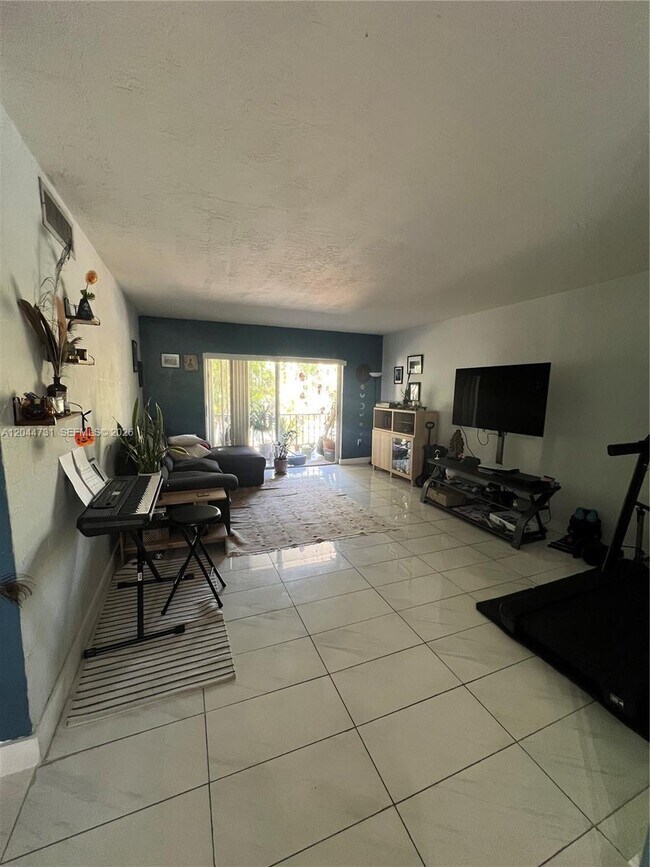 Foto del edificio - 6900 N Kendall Dr