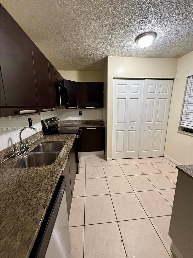 Foto del edificio - 11225 Royal Palm Blvd