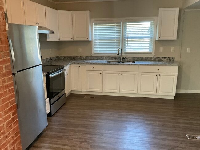 Building Photo - NOW OFFERING FIRST FULL MONTH FREE IF MOVE...