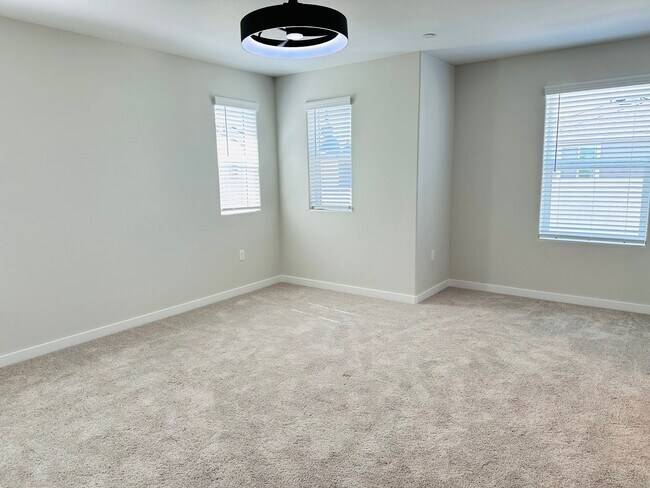 Foto del edificio - $2,295 Tesoro Viejo, Award Winning Communi...