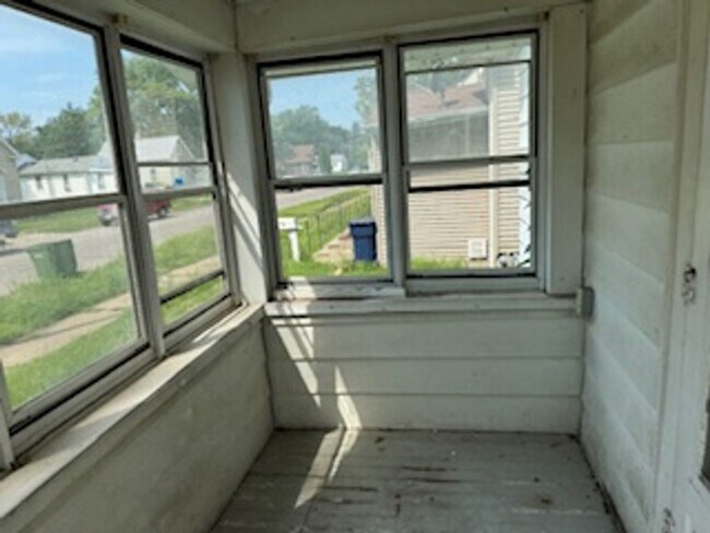 Building Photo - 628 Kern St