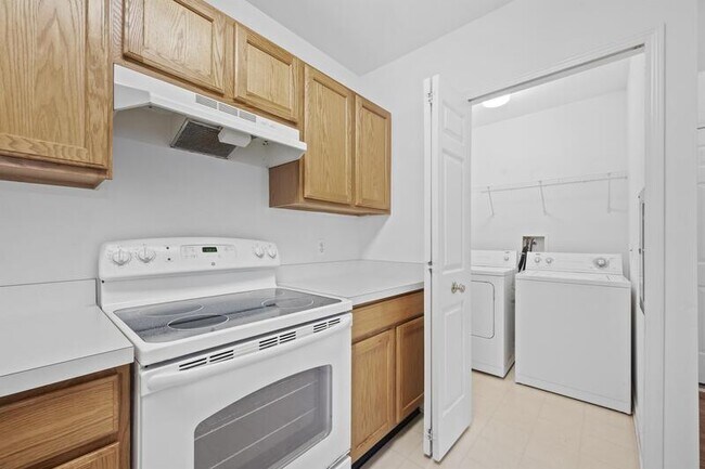 Building Photo - 2664 S Knightsbridge Cir