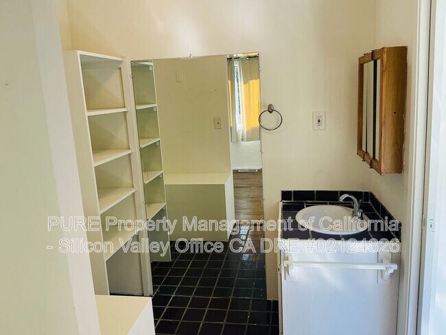 Foto del edificio - 20899 Aldercroft Heights Rd