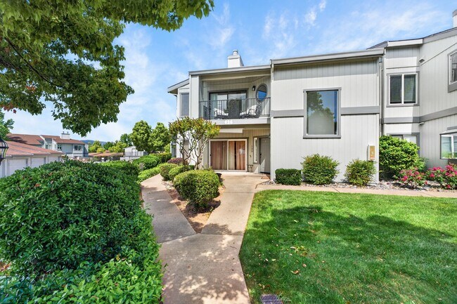 Foto del edificio - 2 Bedroom Condo for Rent in Redding CA | Pool, Spa, Fireplace, Balcony