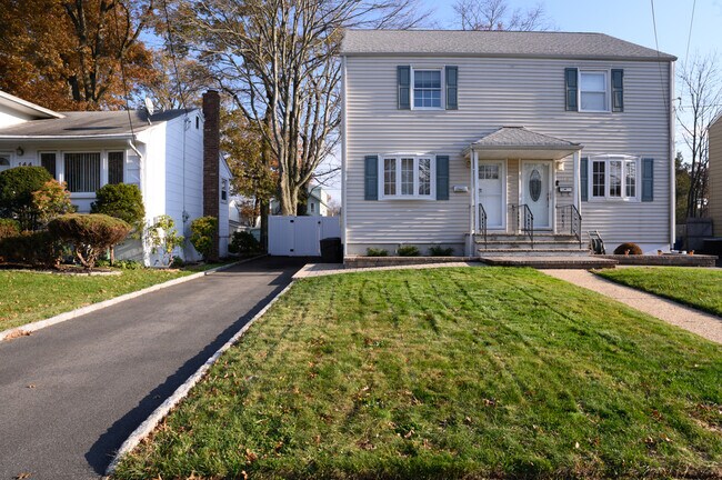 Building Photo - 142 Windsor Ave